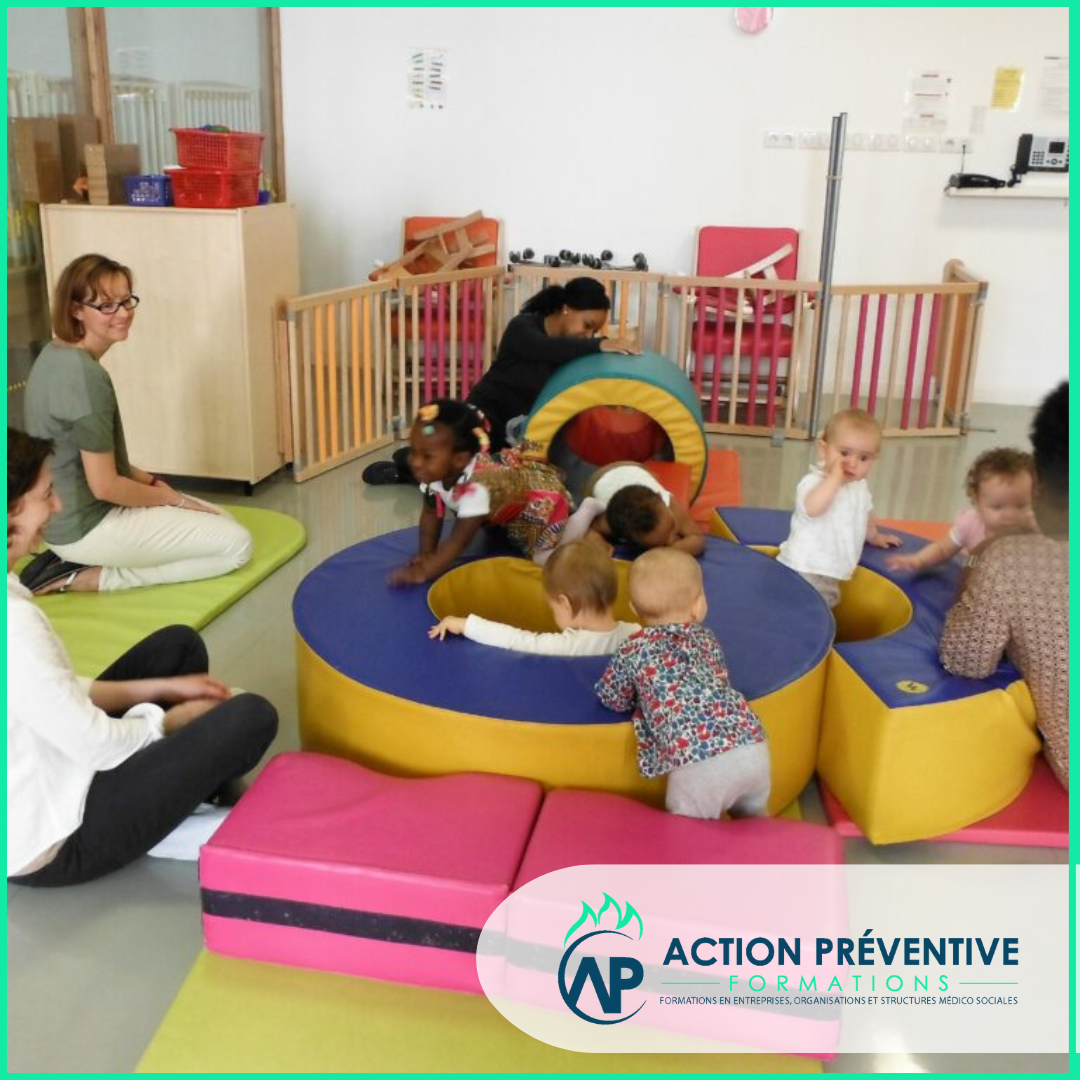Formation gestes et postures en crèche à La Réunion pour prévenir les TMS du personnel