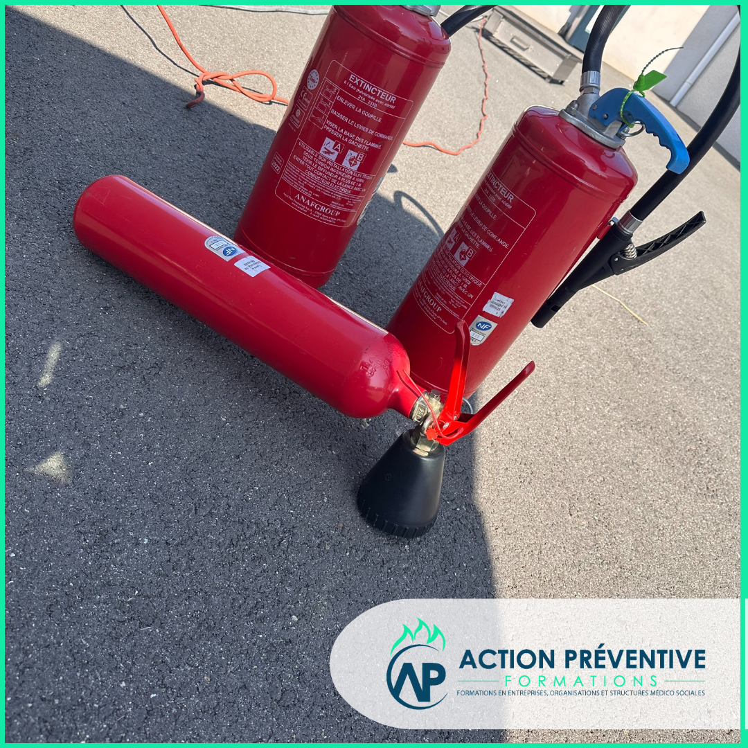 Formation manipulation des extincteurs en établissement de santé à La Réunion